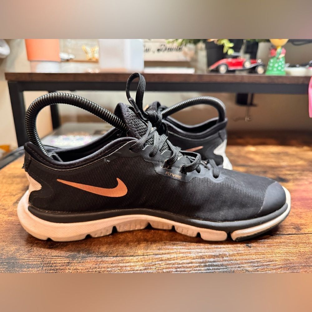 Nike Athletic Sneakers Black Size 7.5 Lightweight Lace Up